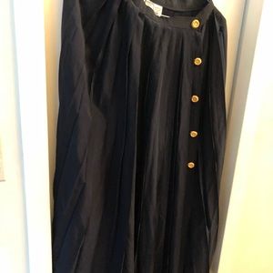 Anne Klein’s blue skirt size 8